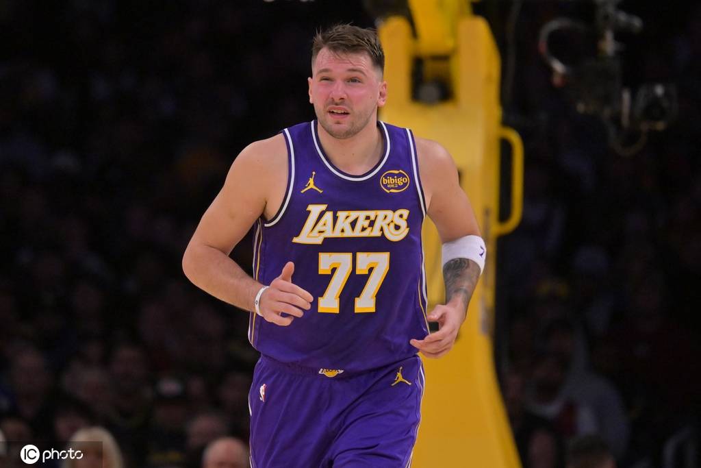 BB体育热点资讯 - 湖人被马刺残阵打到七寸 老詹重掌球权拖累里夫斯? BB体育热点资讯 - 湖人被马刺残阵打到七寸 老詹重掌球权拖累里夫斯?