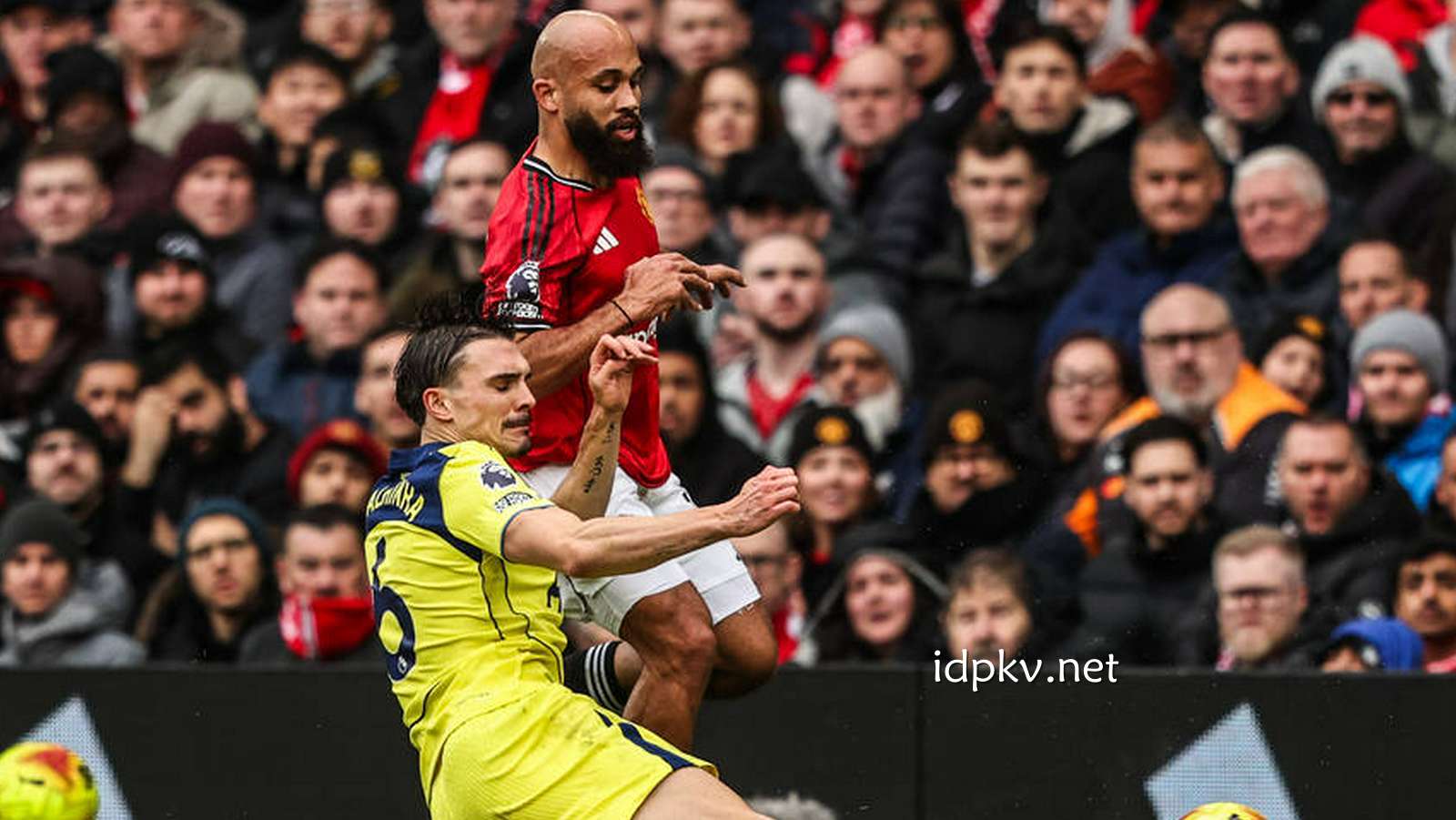 BB体育行业洞察：英超-四连胜！罗梅罗29分钟直红姆贝莫破门 曼联2-0十人热刺