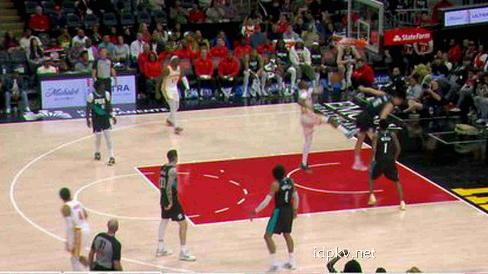 BB体育深度解析 - 杨瀚森惨遭库明加隔扣引全场沸腾 老鹰34分大胜开拓者